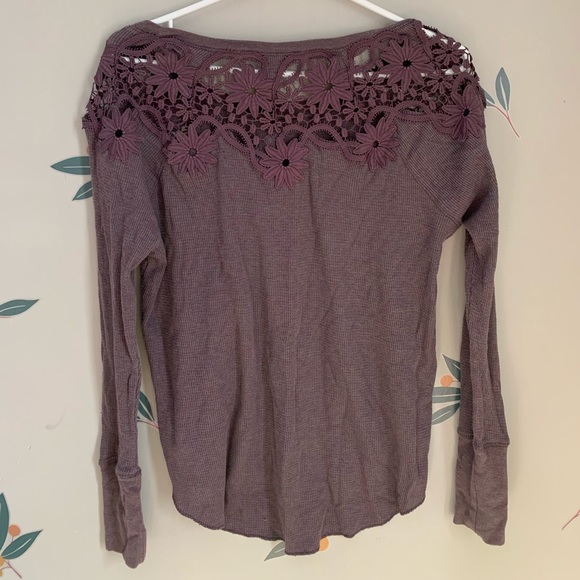 AE waffle knit appliqué top, mauve. - Picture 4 of 4